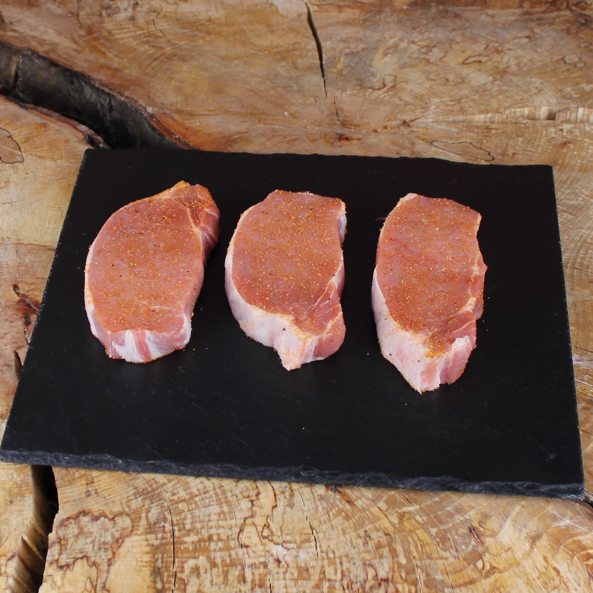 Bio Karreesteaks vom Schwein geschnitten und gewürztt
