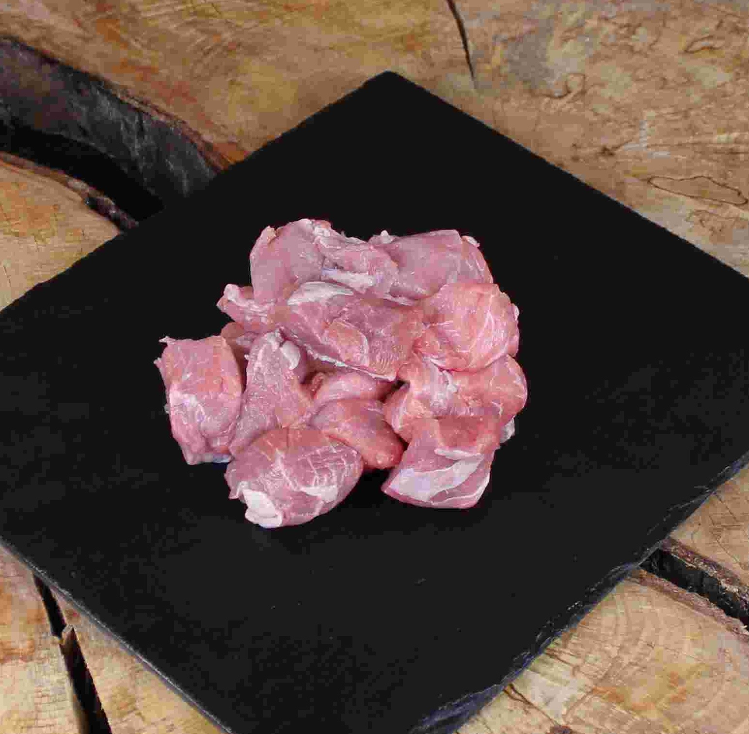 Bio Kalbfleisch auf Gulasch geschnitten