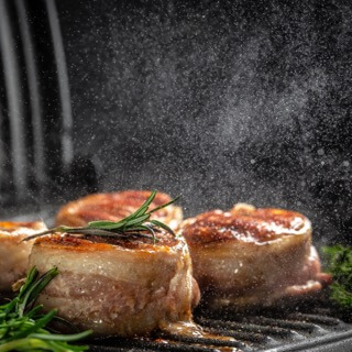 Medaillons vom Schwein mit Speck