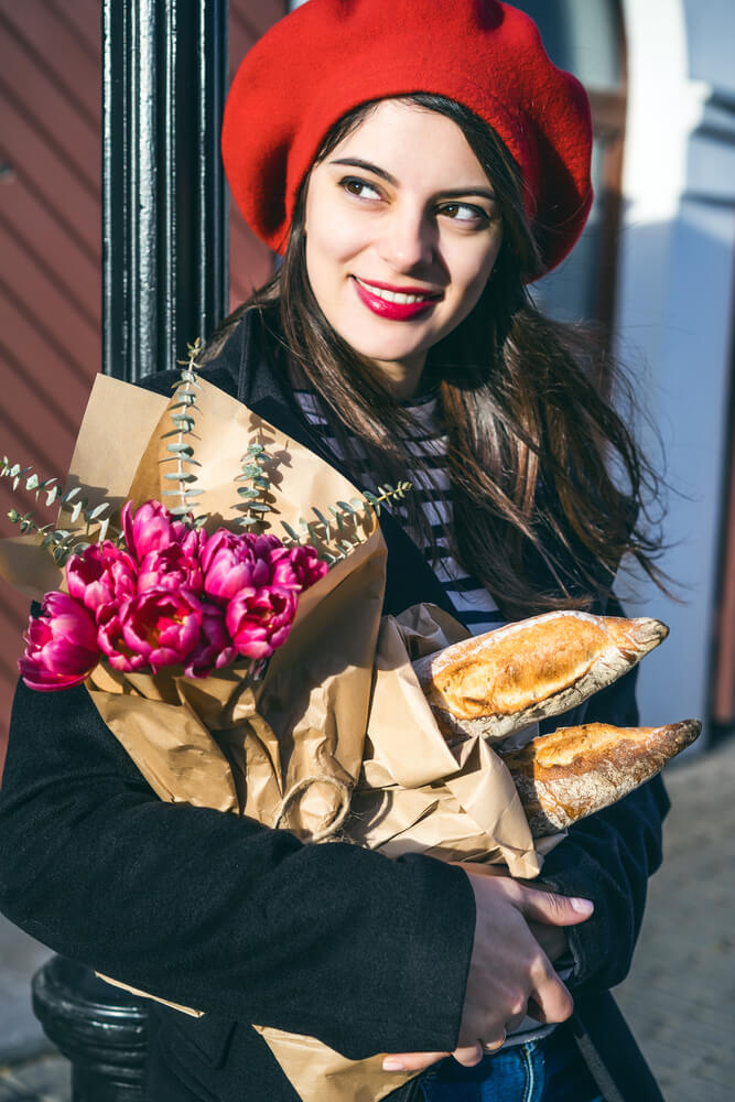 Französin kauft Baguette ein