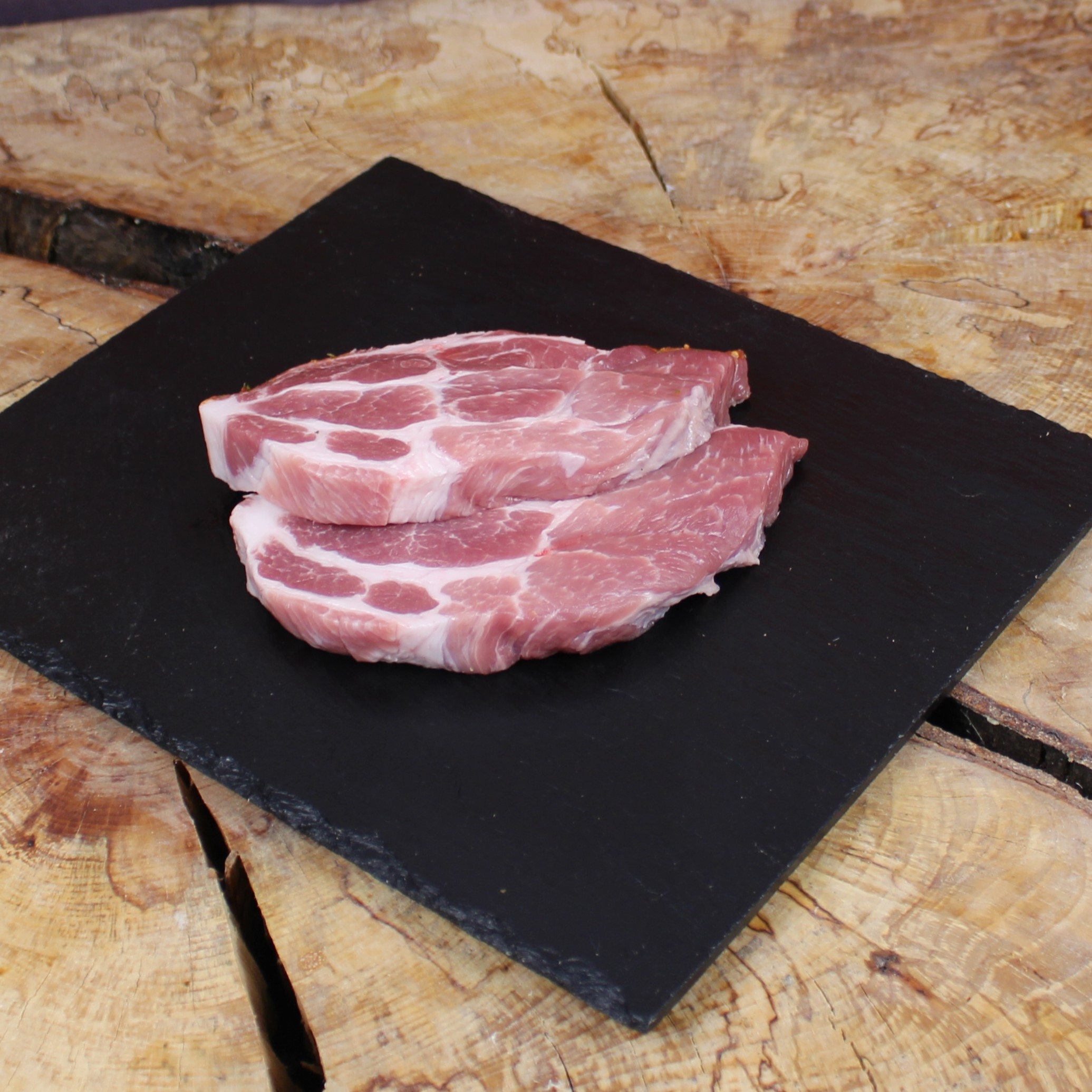 Bio Schweineschopf auf Steak geschnitten