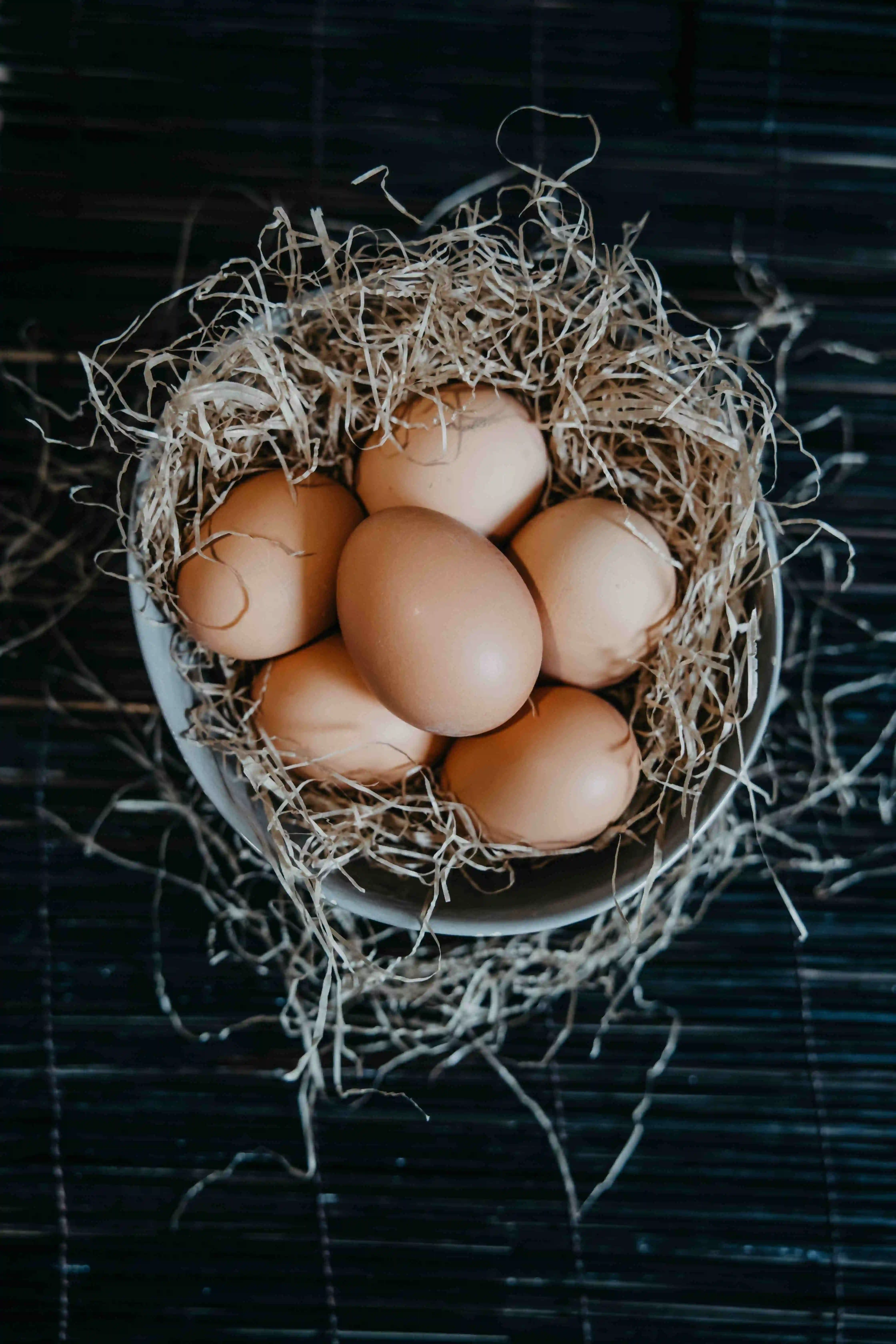 Bio eier in einem Korb